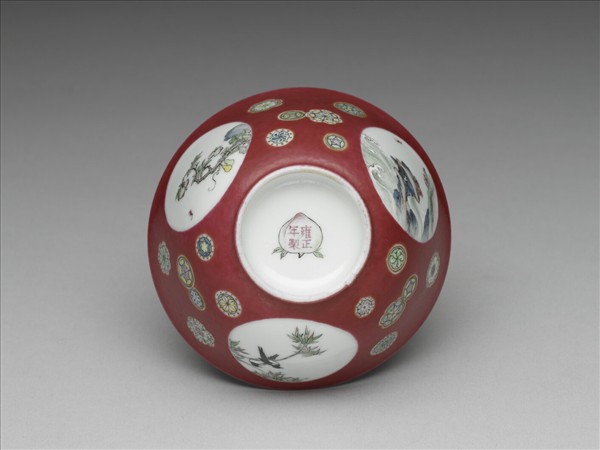 琺瑯彩紅地團花開光花鳥紋碗