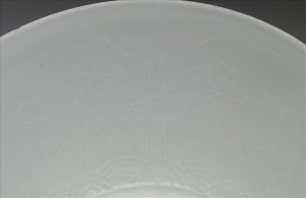 琺瑯彩紅地團花開光花鳥紋碗