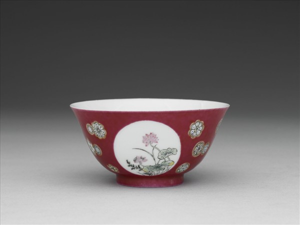 琺瑯彩紅地團花開光花鳥紋碗