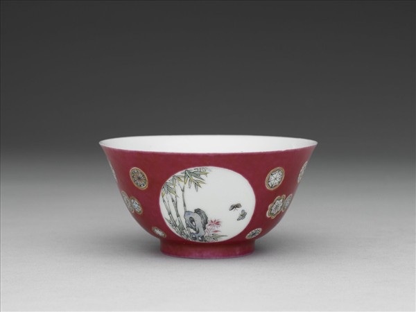 琺瑯彩紅地團花開光花鳥紋碗