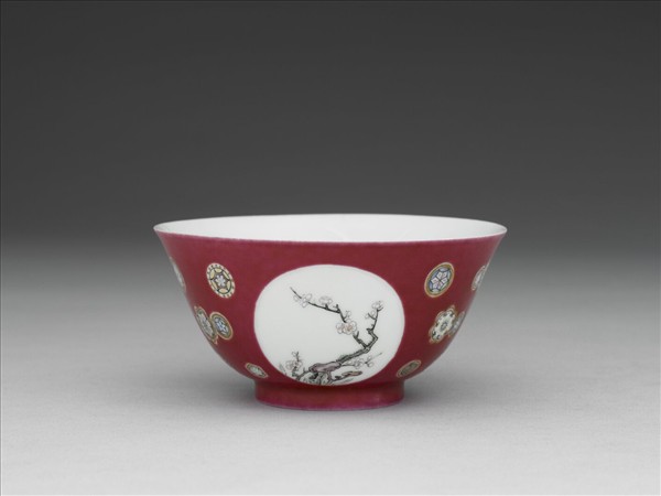 琺瑯彩紅地團花開光花鳥紋碗