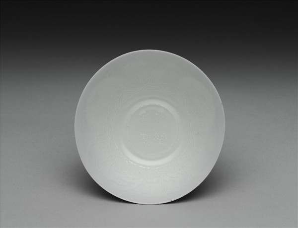 琺瑯彩紅地團花開光花鳥紋碗