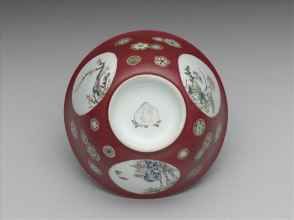 琺瑯彩紅地團花開光花鳥紋碗