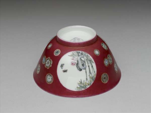 琺瑯彩紅地團花開光花鳥紋碗