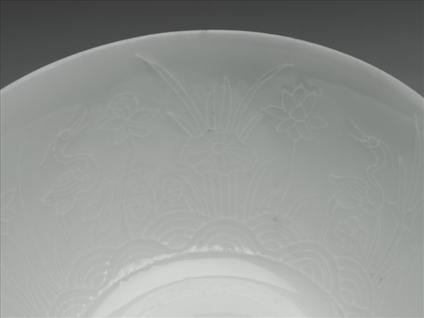 琺瑯彩紅地團花開光花鳥紋碗