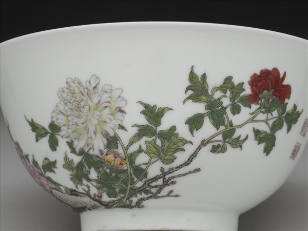 琺瑯彩五色牡丹圖碗