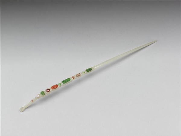 白玉飾寶石翠玉耳挖簪