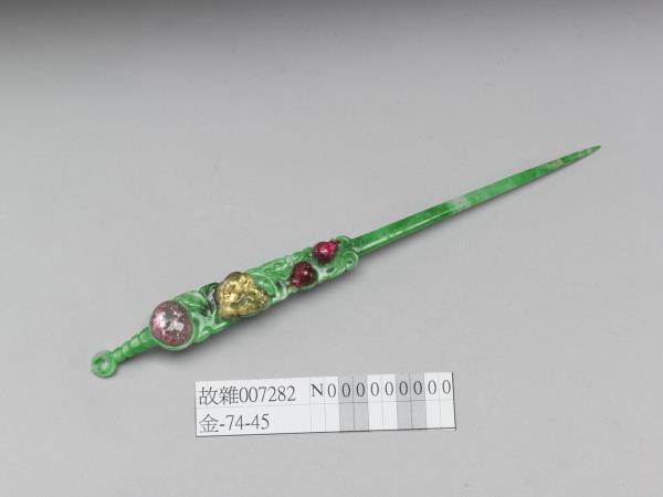 翠玉嵌碧璽三多耳挖簪