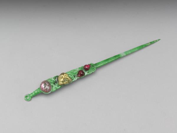 翠玉嵌碧璽三多耳挖簪