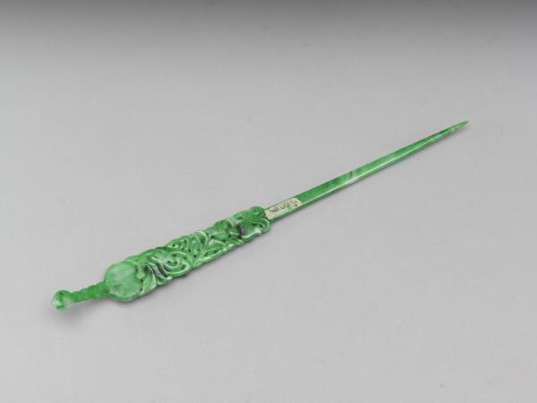翠玉嵌碧璽三多耳挖簪