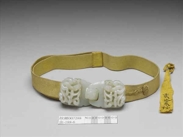 玉雕螭紋帶扣涼帶