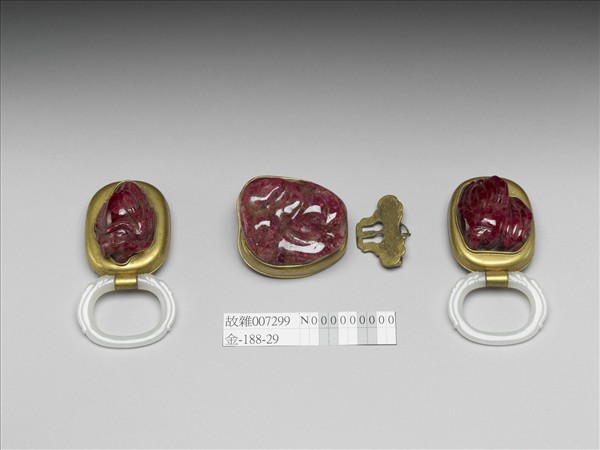 銅鍍金鑲紅色寶石帶扣與帶板