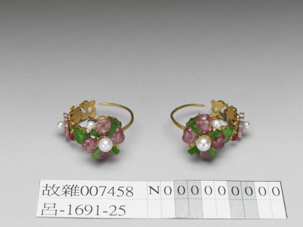 金嵌珠翠寶石花卉耳環