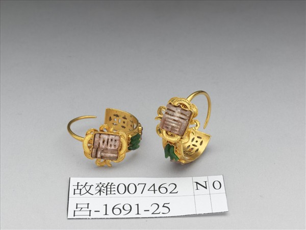 金嵌碧璽翠玉福壽耳環（一對）