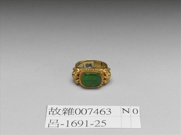 金嵌翠玉雙福戒指