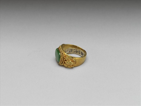 金嵌翠玉雙福戒指