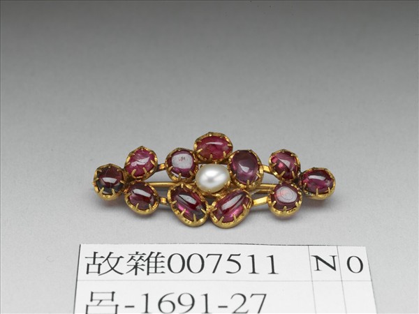 金嵌珠寶胸針