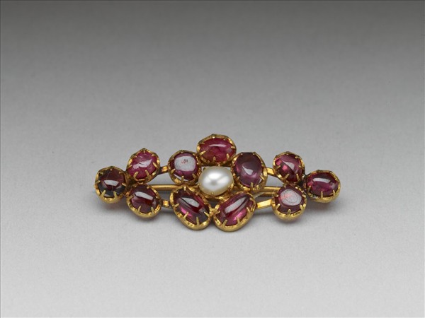 金嵌珠寶胸針
