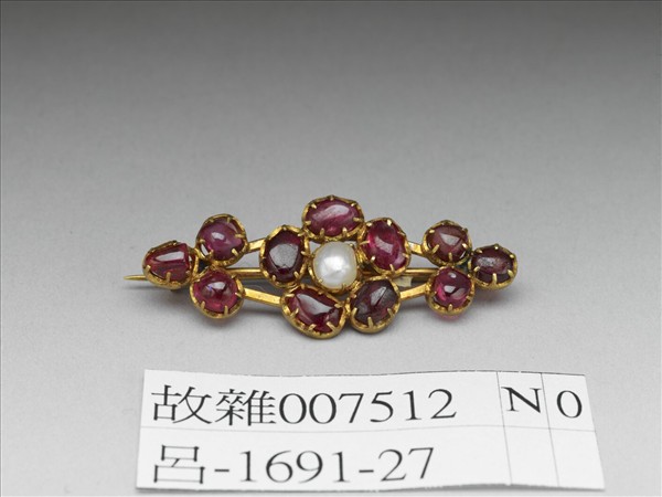 金嵌珠寶胸針