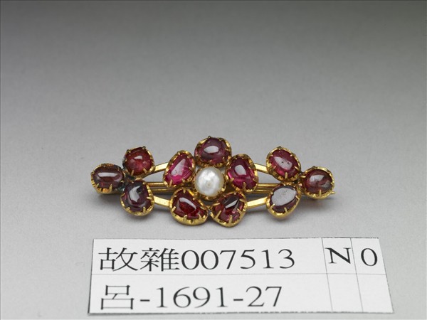 金嵌珠寶胸針