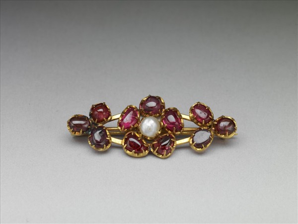 金嵌珠寶胸針
