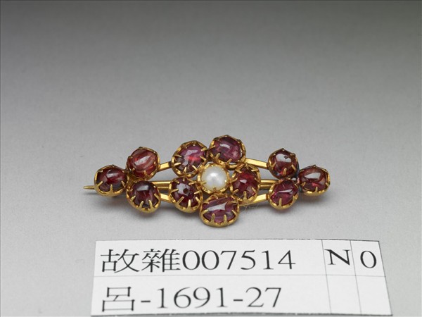 金嵌珠寶胸針