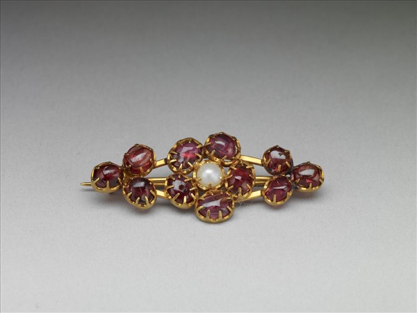 金嵌珠寶胸針