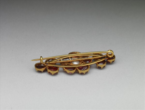 金嵌珠寶胸針