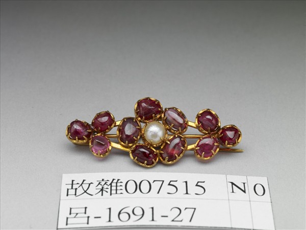 金嵌珠寶胸針
