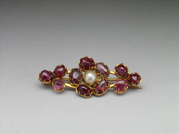 金嵌珠寶胸針
