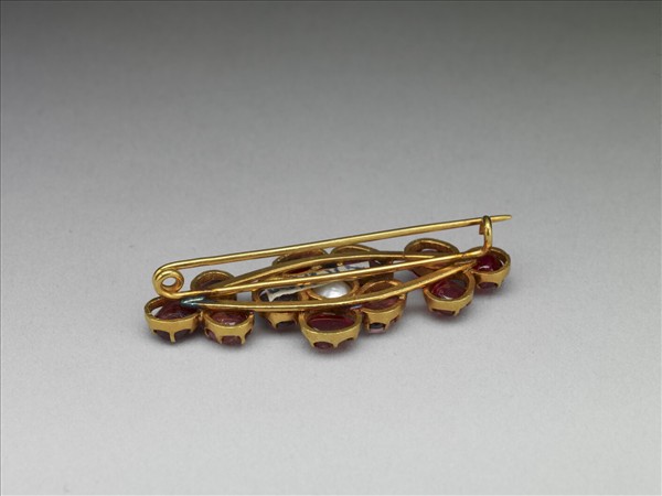 金嵌珠寶胸針