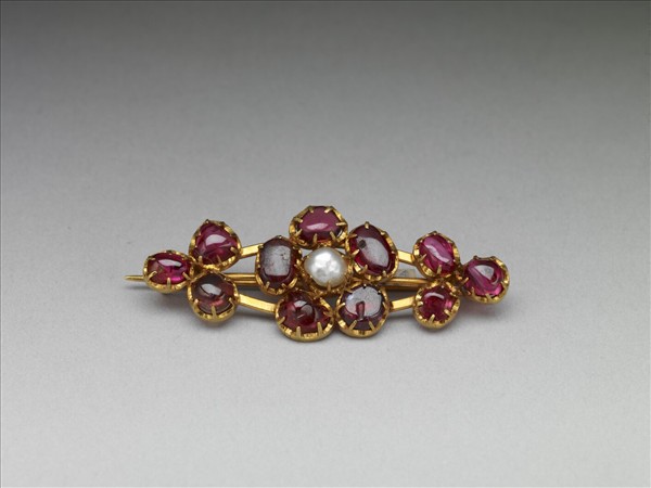 金嵌珠寶胸針