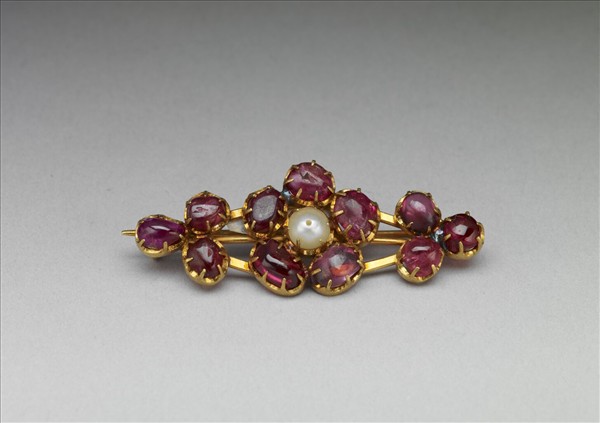 金嵌珠寶胸針