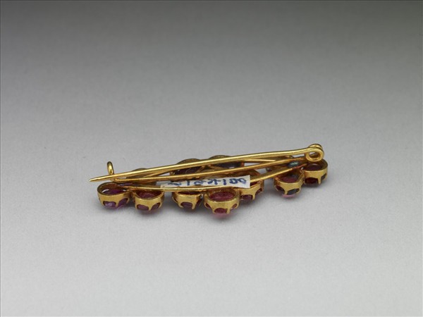 金嵌珠寶胸針