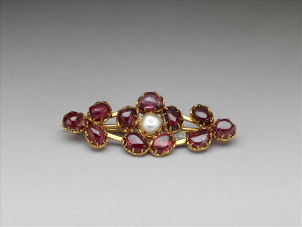 金嵌珠寶胸針