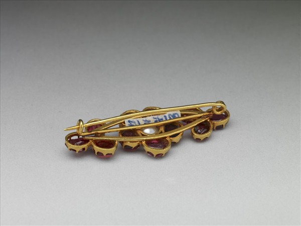 金嵌珠寶胸針