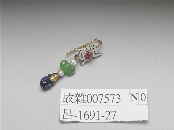 金嵌珠寶壽字耳墜