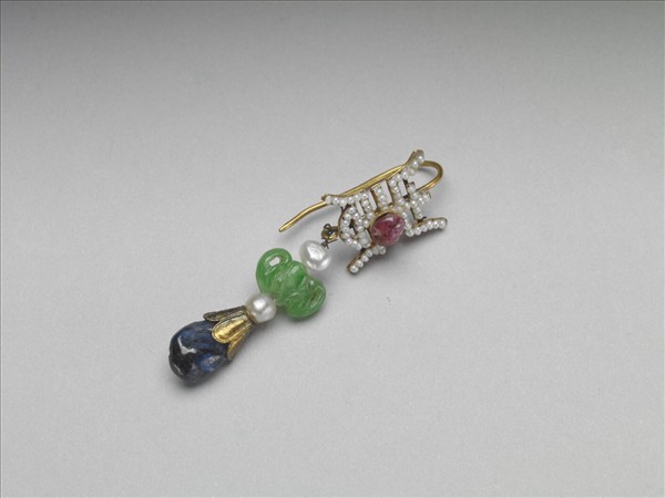 金嵌珠寶壽字耳墜