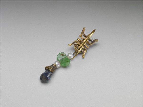 金嵌珠寶壽字耳墜