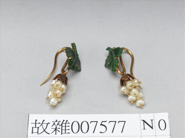 金嵌珠翠葡萄耳墜（一對）