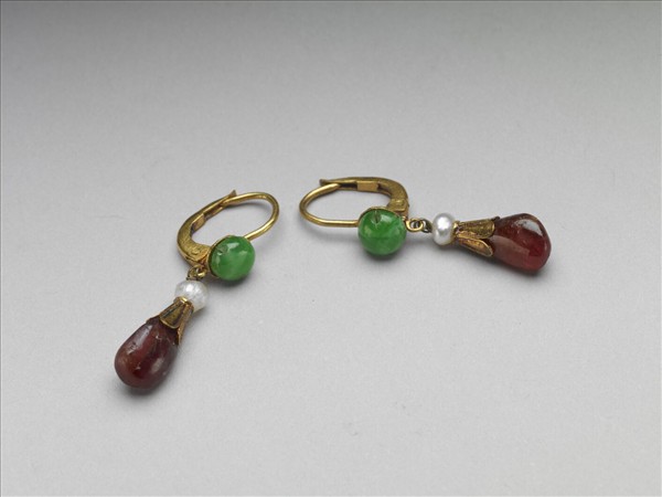 金嵌珠寶耳墜（一對）