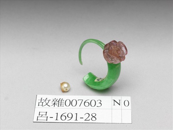 翠玉嵌碧璽耳墜