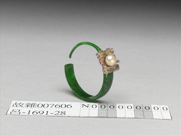 翠玉嵌珠碧璽囍字耳墜