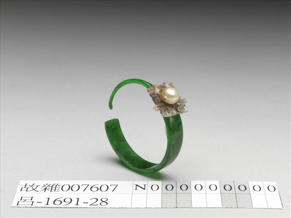 翠玉嵌珠碧璽囍字耳墜