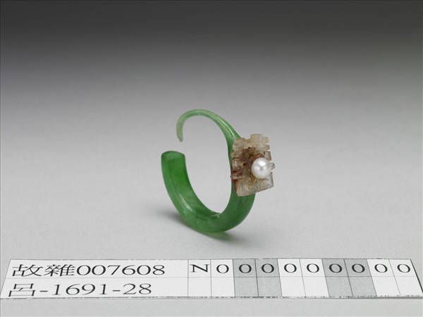 翠玉嵌珠碧璽囍字耳墜