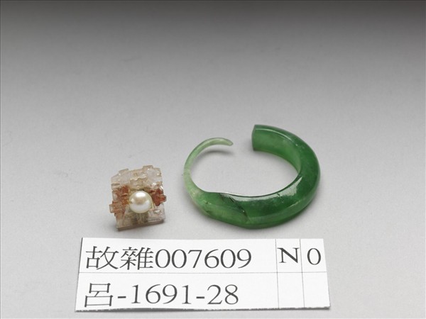 翠玉嵌珠碧璽囍字耳墜