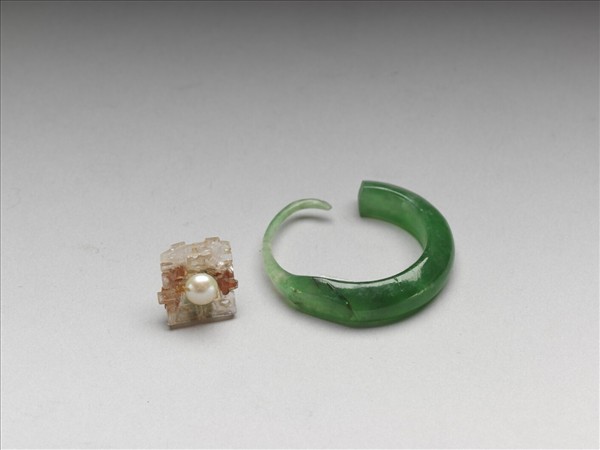 翠玉嵌珠碧璽囍字耳墜