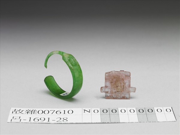 翠玉嵌碧璽囍字耳墜