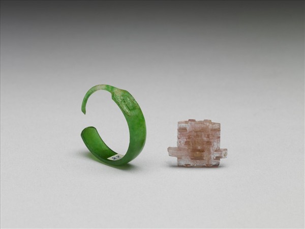 翠玉嵌碧璽囍字耳墜