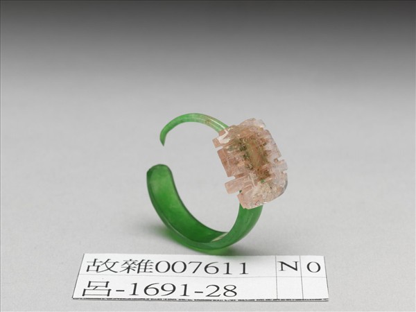 翠玉嵌碧璽囍字耳墜